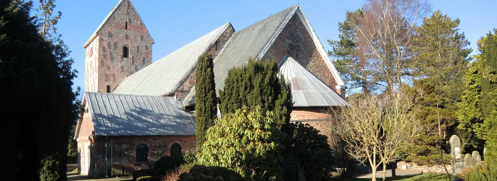 Kirche und Friedhof in Boldixum auf der Insel Föhr